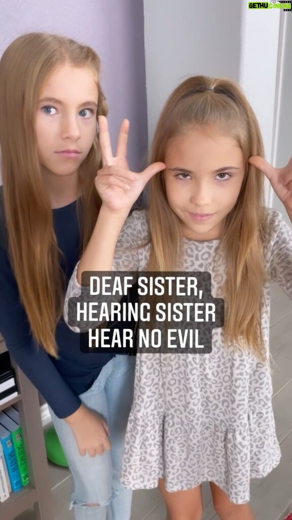 Shaylee Mansfield Instagram - What to do if a hearing person doesn’t want to watch scary films? Well, turn the volume off and captions on! Problem solved for this Deaf sister, hearing sister duo. 😉😂 #problemsolving #sistergoals #signlanguage #americansignlanguage #scarymovies