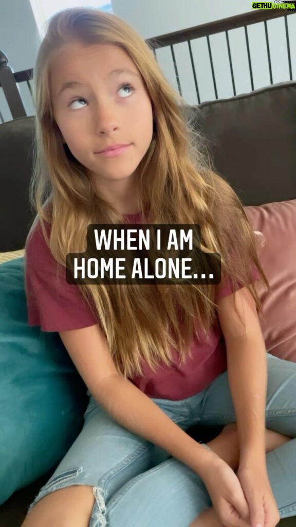 Shaylee Mansfield Instagram - What happens when I am home alone? Wait until the very end! 😅😂🤣 #homealone #deafexperience #nothingtofear