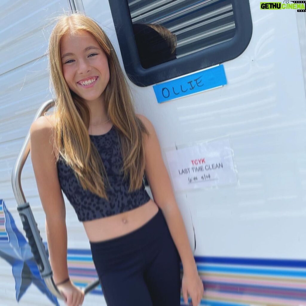 Shaylee Mansfield Instagram - I auditioned on my 13th birthday and here I am today on set as Ollie for ABC’s drama pilot “The Company You Keep.” When my TV uncle @miloanthonyventimiglia sent me a video congratulating me, I was really really shocked! Grateful to be in such great company…To my amazing team, @juliacohen78 @miloanthonyventimiglia @jonmchu @russcundiff @thisisbenyounger and many more! 🤟🃏💰 #childactress #tvpilot #thecompanyyoukeep #ABC Los Angeles, California