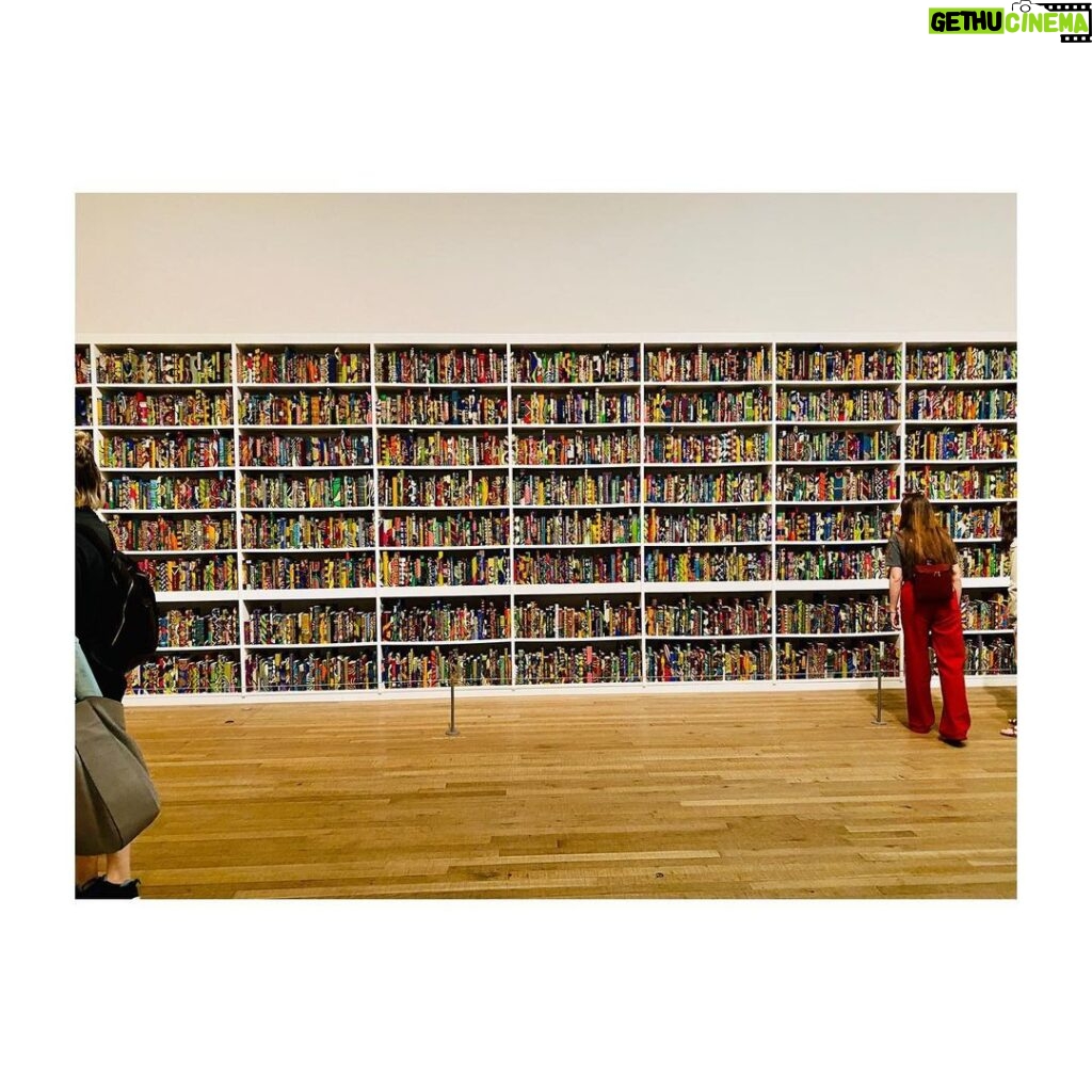 Shaznay Lewis Instagram - Yinka Shonibare’s ‘The British Library’ celebrates the diversity of the British population. Printed on some of the 6,328 books covered in beautiful fabric are the names of first or second generation immigrants to Britain, both celebrated and lesser- known, marking their significant contributions to British culture and history. On at the Tate Modern, I tried so hard to find my name, to the point of dizziness😄🤪..sadly I was unsuccessful! However I did find my dear Melanie Blatt’s name printed in gold, what a beautiful installation. It definitely made me think of my parents and their journey to Britain. Next time I’ll eat before I go and take a magnifying glass. 🤞🏾🖤