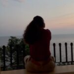 Sheena Chohan Instagram - ✨In between shots , sunsets and the sea ! . . . 🎥 : @_sanatg Location @forttiracolheritagehotel . . . #bts #actor #shooting #newfilm Fort Tiracol Heritage Hotel