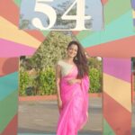 Sheena Chohan Instagram - Fun doing the thumke te thumka 💕… walking the red carpet for the Closing Ceremony of the 54th International Film Festival of India @iffigoa !💕 ~celebrating Cinema!💕 . . . . Saree: @indianstorygoa Shot by @ms_mahesh_photography . . . . #iffi #sheenachohan #actress #redcarpet #trendingreels