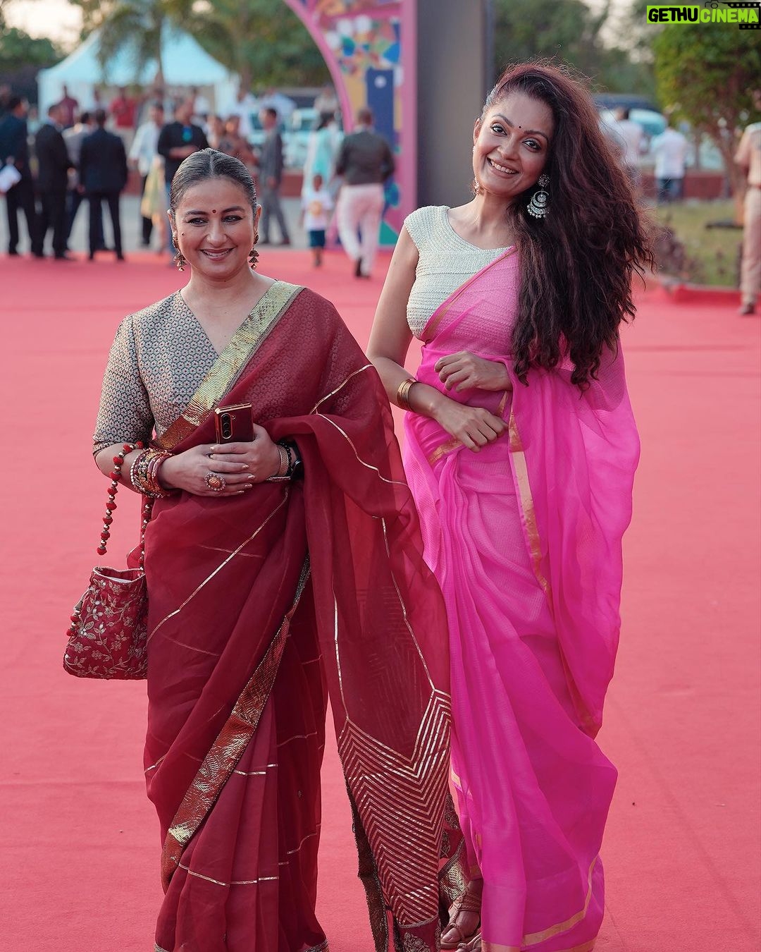 Sheena Chohan Instagram - At the Closing Ceremony of the 54th International Film Festival of India @iffigoa !π . . Wearing: @indianstorygoa πΈ @robin_t_photography . . . #sheenachohan #saree #filmfestival #actress #ayushmaankhurana #divyadutta #iffi