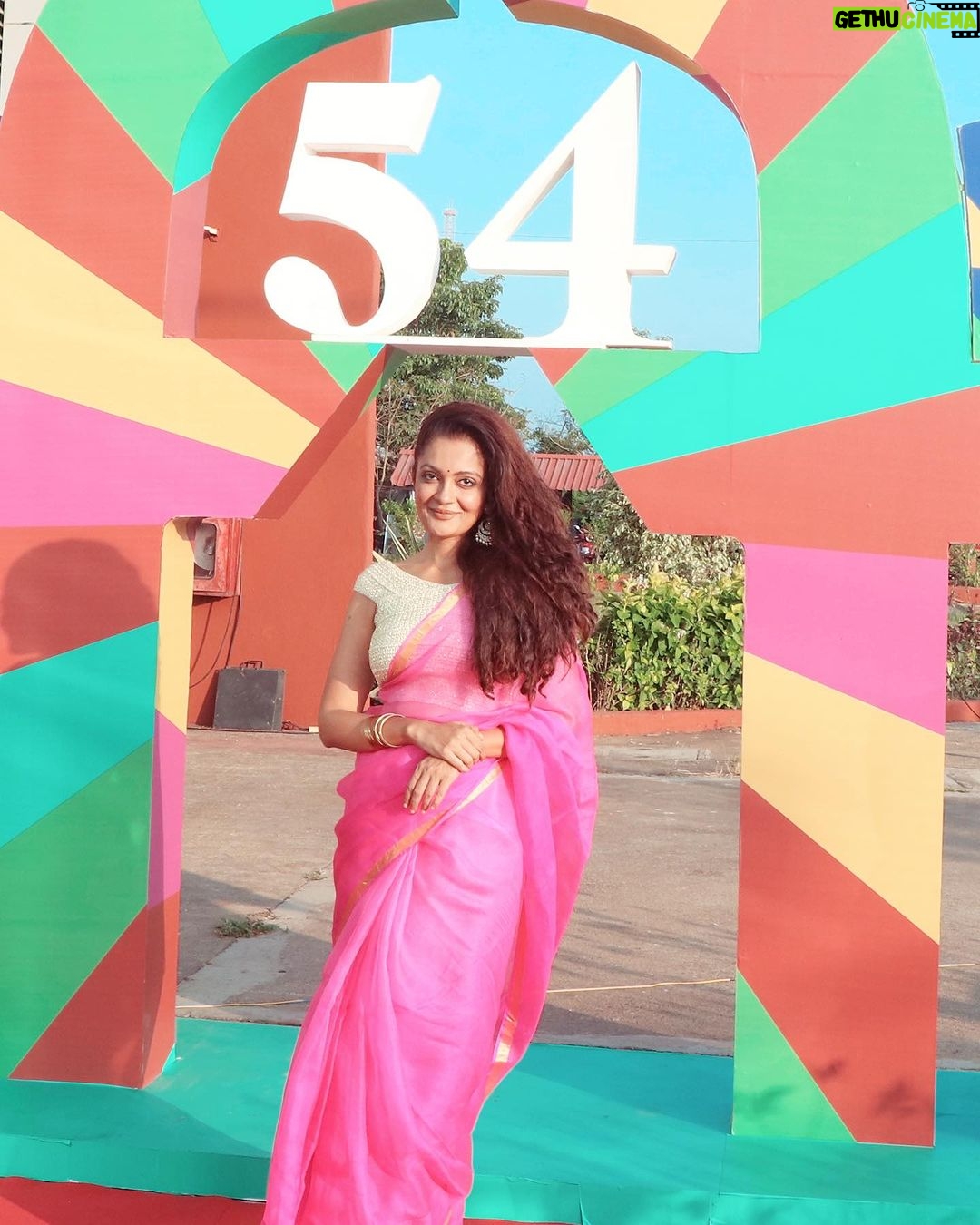 Sheena Chohan Instagram - The goal of enlightenment is to be simple purity! I am happy everyday cause I live my goal and purpose and I do the best I can do to help people. Itโs a simple life and I love to act because I love to inspire , uplift, entertain and enliven people!๐๐ธ I am happy because Iโm living the basic purity of my purpose everyday! . . . My Happy and vibrant Saree by : @indianstorygoa ๐ . . . . #simplicity #happiness #help #purpose #films #artist #gratitude #blessed IFFI Goa