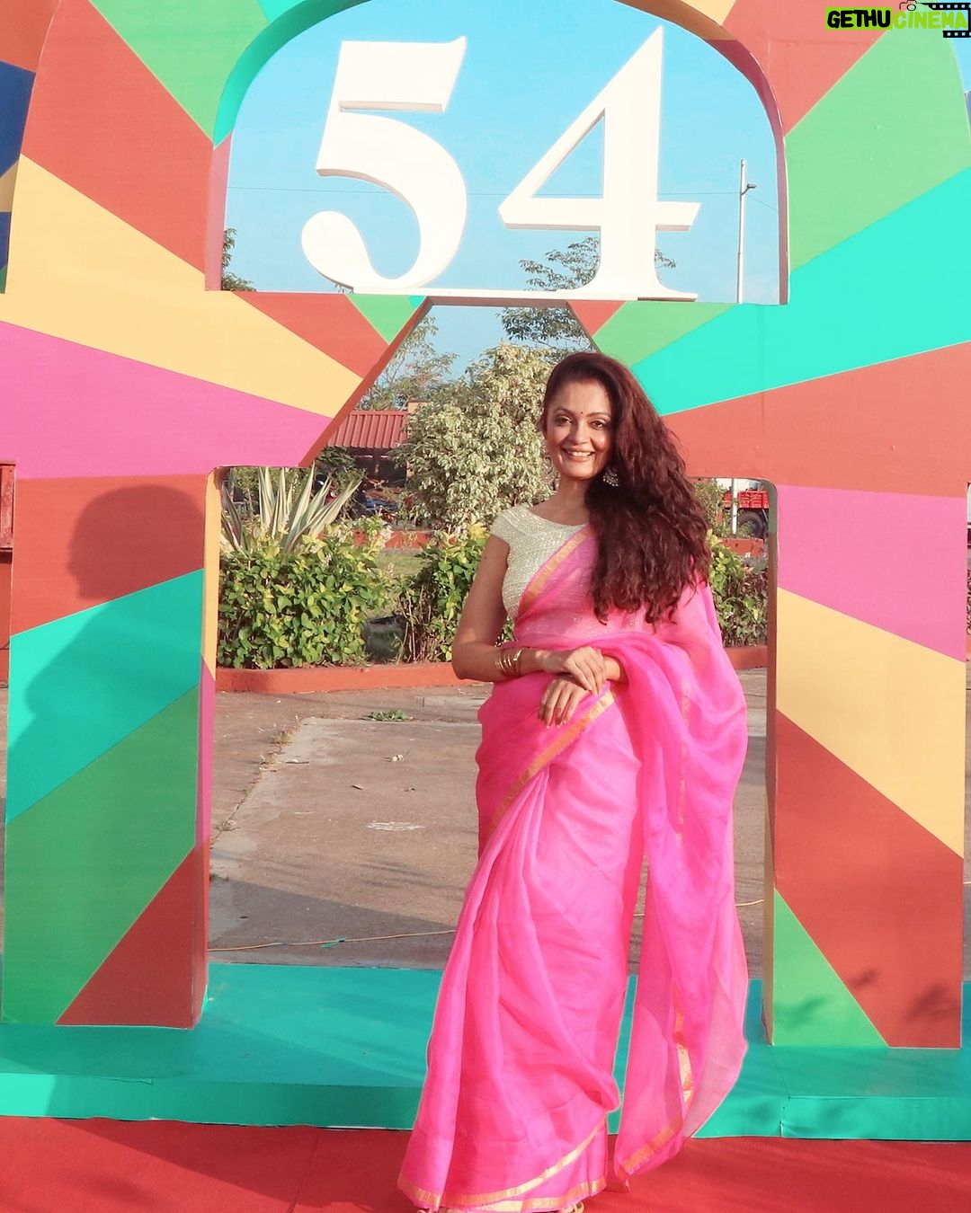 Sheena Chohan Instagram - The goal of enlightenment is to be simple purity! I am happy everyday cause I live my goal and purpose and I do the best I can do to help people. Itโs a simple life and I love to act because I love to inspire , uplift, entertain and enliven people!๐๐ธ I am happy because Iโm living the basic purity of my purpose everyday! . . . My Happy and vibrant Saree by : @indianstorygoa ๐ . . . . #simplicity #happiness #help #purpose #films #artist #gratitude #blessed IFFI Goa