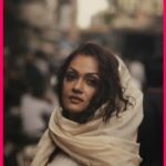 Sheena Chohan Instagram – Dil se joh muskuraahat nikalti hai,
Asar karti hai ❤️‍🔥🦋
.
.
.
#sufi #sufilove #kishorekumar #ashabhoslesongs #loveofretro #vintage #retro #bombay #serendipity #sheenachohan Mumbai, Maharashtra