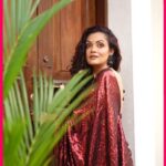 Sheena Chohan Instagram - Feeling like a desi queen in this stunning #RedHot saree! 🔥 The weather is absolutely perfect, giving me all the feels. ☀️✨ My hair is on fleek and my cheeks are blushing, But it's not just about the outfit, it's about the memories that come flooding back when I wear this red beauty. 💭🌹 Nostalgia hits me hard, reminding me of all the special moments and milestones that led me to where I am today. 🎉✨ So grateful for the journey and the people who have been a part of it. 🙏❤️ Remember to take a moment to appreciate the little things that bring joy and happiness into your life. ✨💖 Let's spread positive vibes and make every day count! ✨🌈 . . . Video by: @ash_photography_official Saree by: @swtantraofficial Makeup: @goa_makeup_artist_farz . . . #DesiQueenVibes #SareeLove #HairOnFleek #Memories #GratefulHeart #RedCheeks #NostalgiaFeels #HappinessIsKey #SpreadPositivity #JoyfulLiving Goa India