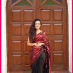 Sheena Chohan Instagram - लाल साड़ी में तुम, खिलती कली सी लगती हो, भारतीय परंपरा का आँचल, तुम संवारती हो चमकती रेशमी धागों में, इतिहास बुना जाता है, तुम्हारे रूप में संस्कृति का, दीपक जलाया जाता है। बिंदी सी माथे पे सजी, चूड़ी खनकती बाहों में, लाल साड़ी की छटा में, त्योहार सजते गाँवों में। वो लाल जो शक्ति का रंग है, प्रेम का भी पैगाम है, तुम्हारी साड़ी में बसा, हमारी विरासत का नाम है। तुम चलती हो तो लगता है, जैसे लहराता आँचल, लाल साड़ी में लिपटी, भारतीय नारी का वंदन। ❤️🌈 . . Video by: @ash_photography_official Saree by: @swtantraofficial Makeup: @goa_makeup_artist_farz . . #TraditionalOutfits #RedSareeLove #Nostalgia #GoldenEraFeels #EmbracingMyRoots #ProudToBeIndian #CulturalHeritage #SareeSwag #EleganceAndGrace #PieceOfArt #FeelingLikeARoyalty #sheenachohan Goa India