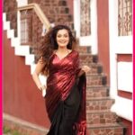 Sheena Chohan Instagram - Elegance woven in tradition, the saree embodies grace with every drape. 🎀 Wearing a saree takes me back to the days when I'd see my mother get ready for her day. In her most beautiful saree, looking absolutely serene, Followed by the bangles, bindi and her favourite perfume to begin her day. Somewhere between using her saree drape to hold and walk, to ask her to drape my first, I grew up. Being inspired by the first lady who brought the innocence of tradition to life, for me. . . Video by: @ash_photography_official l      Saree by: @swtantraofficial l       Makeup: @goa_makeup_artist_farz . . #TraditionalOutfits #RedSareeLove #Nostalgia #GoldenEraFeels #EmbracingMyRoots #ProudToBeIndian #CulturalHeritage #SareeSwag #EleganceAndGrace #PieceOfArt #FeelingLikeARoyalty #sheenachohan Goa India