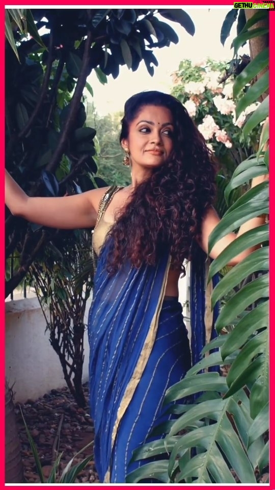 Sheena Chohan Instagram - What do you mean the 90s are back in style? I never left. . . . Photography: @photo_pundit2 Video: @photopundit_creatives Wearing: @synegoa . . #SereneRetro #LoveForRetro #kishorkumar #serenity #love #sparkle #rejoice #SheenaChohan