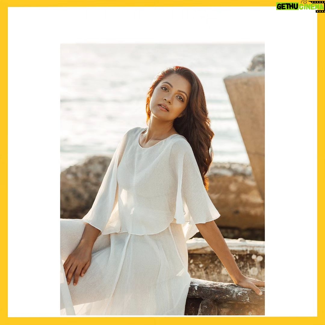 Sheena Chohan Instagram - #Love π€ It is only when you love yourself, do you see the beauty in eternity π . . Photo: @emilyjeanrussellphoto Makeup and hair @ashchristineart . #love #instalove #beauty #simple #serene #serendipity #loveforself #smilemore #worryless #sheenachohan Mumbai, Maharashtra