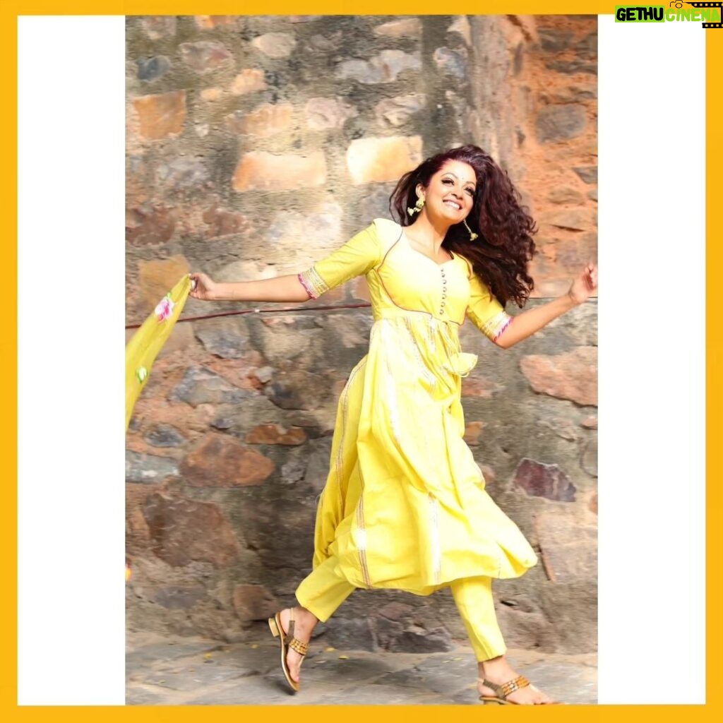 Sheena Chohan Instagram - From dawn to dusk, the world is transformed into a yellow symphony of happiness. Like a field of sunflowers reaching towards the sky, my spirits soar under the canopy of golden rays. Today, I thrive in the radiant energy of yellow, allowing happiness to bloom within me like an endless summer . . . Photographer: @saumays_photography . . #BeYourHappySelf #BeYourself #yellow #sunshine #allsmiles #SheenaChohan Mumbai, Maharashtra