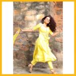 Sheena Chohan Instagram - From dawn to dusk, the world is transformed into a yellow symphony of happiness. Like a field of sunflowers reaching towards the sky, my spirits soar under the canopy of golden rays. Today, I thrive in the radiant energy of yellow, allowing happiness to bloom within me like an endless summer . . . Photographer: @saumays_photography . . #BeYourHappySelf #BeYourself #yellow #sunshine #allsmiles #SheenaChohan Mumbai, Maharashtra