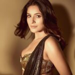 Shehnaaz Kaur Gill Instagram - Gold & Glitter ✨ Outfit @gauravguptaofficial Jewels @amarisbyprernarajpal MUAH @sachinmakeupartist1 @cheemabaljit2 📸 @gohil_jeet Managed by - @kaushal_j