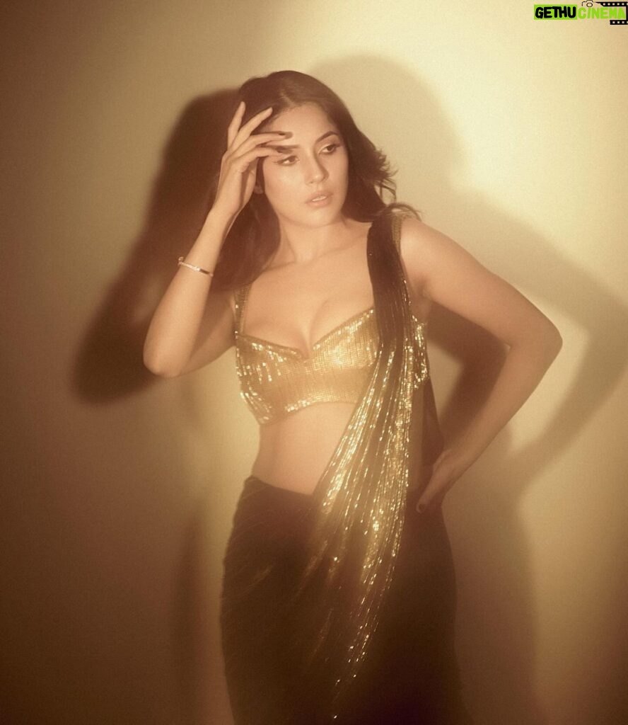 Shehnaaz Kaur Gill Instagram - Gold & Glitter ✨ Outfit @gauravguptaofficial Jewels @amarisbyprernarajpal MUAH @sachinmakeupartist1 @cheemabaljit2 📸 @gohil_jeet Managed by - @kaushal_j
