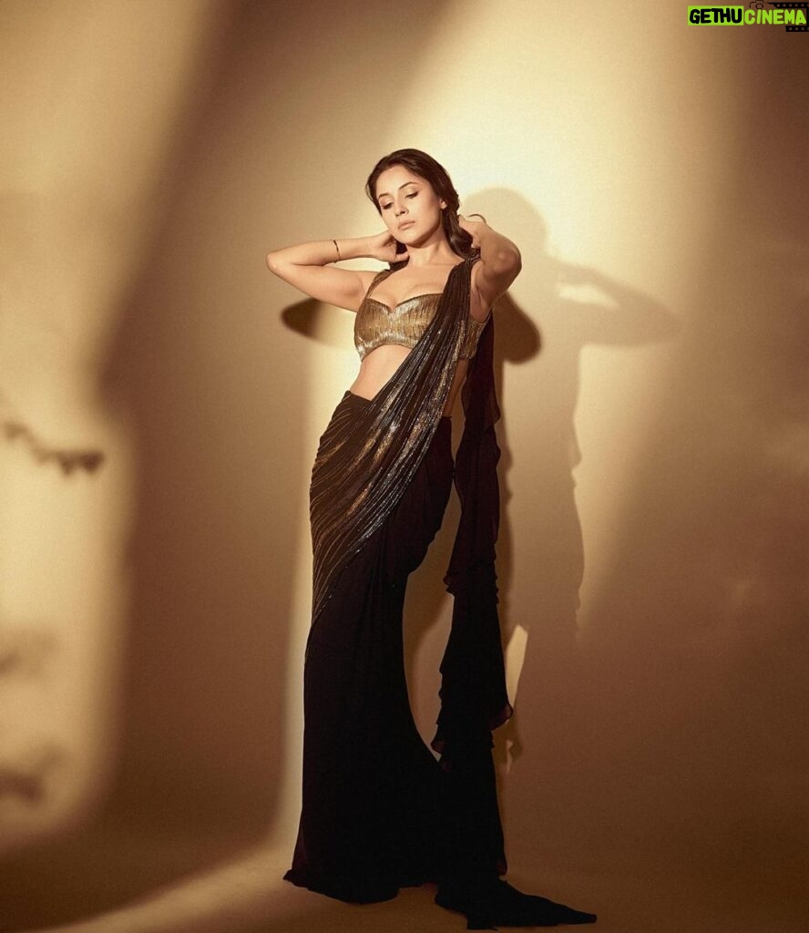 Shehnaaz Kaur Gill Instagram - Gold & Glitter ✨ Outfit @gauravguptaofficial Jewels @amarisbyprernarajpal MUAH @sachinmakeupartist1 @cheemabaljit2 📸 @gohil_jeet Managed by - @kaushal_j