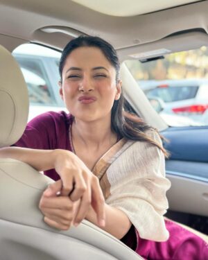 Shehnaaz Kaur Gill Instagram - Always maintain your vibrant smile as bright because the mild of the holy bonfire. Happy Lohri! ❤️