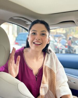 Shehnaaz Kaur Gill Instagram - Always maintain your vibrant smile as bright because the mild of the holy bonfire. Happy Lohri! ❤️