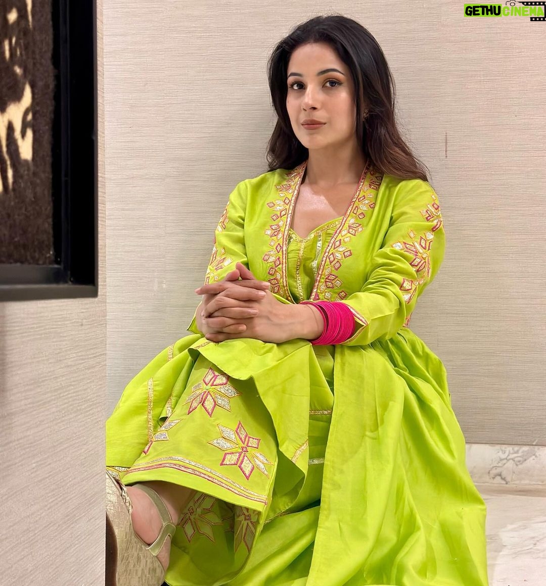 Shehnaaz Kaur Gill Instagram - Positive Vibes only!!! ♥️💚💚 Thank you to the most talented designers @abujanisandeepkhosla for this gift. ✨