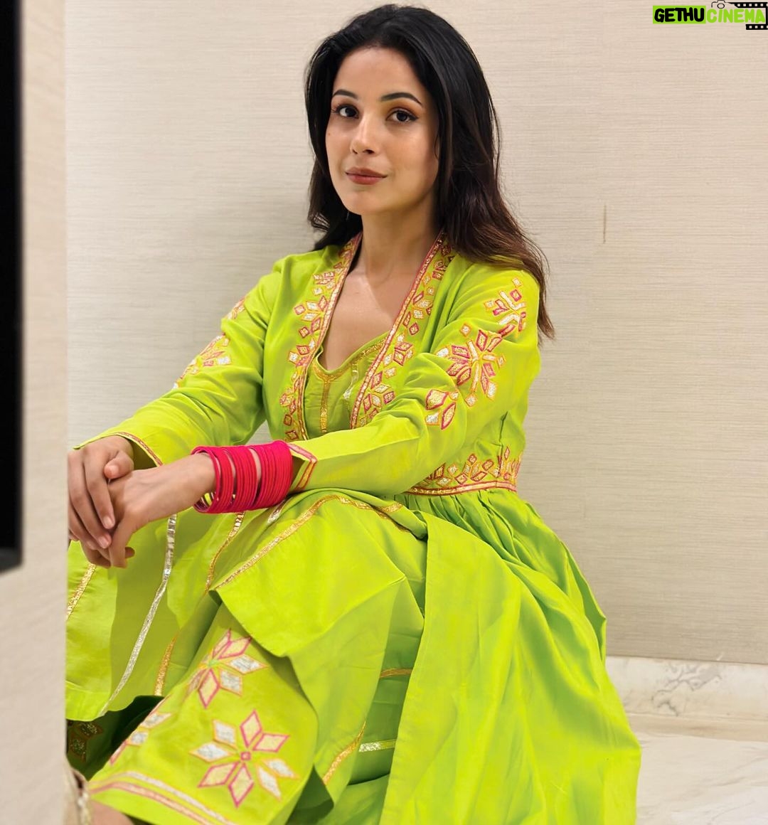 Shehnaaz Kaur Gill Instagram - Positive Vibes only!!! ♥️💚💚 Thank you to the most talented designers @abujanisandeepkhosla for this gift. ✨