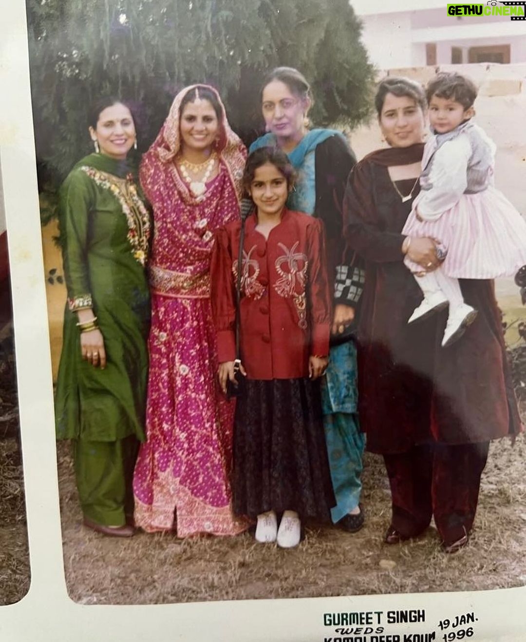 Shehnaaz Kaur Gill Instagram - jab main choti bachi thi π«Άπ»ππ₯°ππ€π