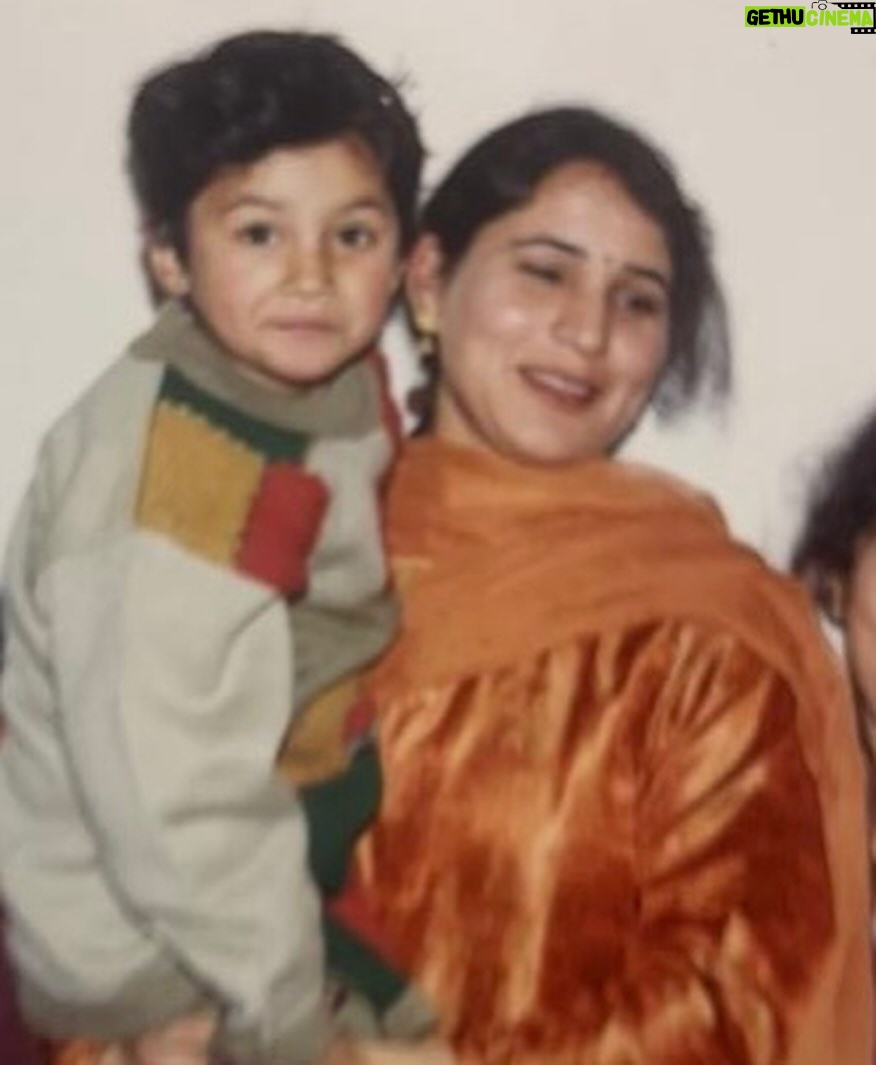 Shehnaaz Kaur Gill Instagram - jab main choti bachi thi π«Άπ»ππ₯°ππ€π