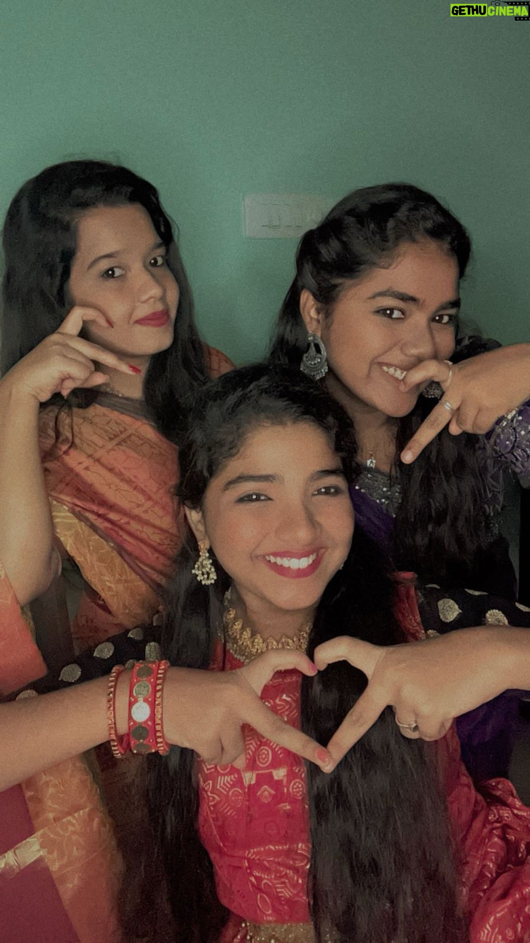 Sherin Thara Instagram - Fun With sisters❤️❤️❤️ #babysherin #mayu #baakylakshmi #vijaytelevison #instadaily #trending #trendingreels #explore #explorepage #fun #entertainment #siblinglove #sisters #happy #enjoy #instagram #likes