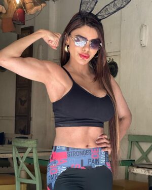 Sherlyn Chopra Instagram - तक़दीर पर नहीं, ख़ुद की मेहनत पर भरोसा रखो!!!
#attitude #life #ﬁtness 🔥🔥🔥