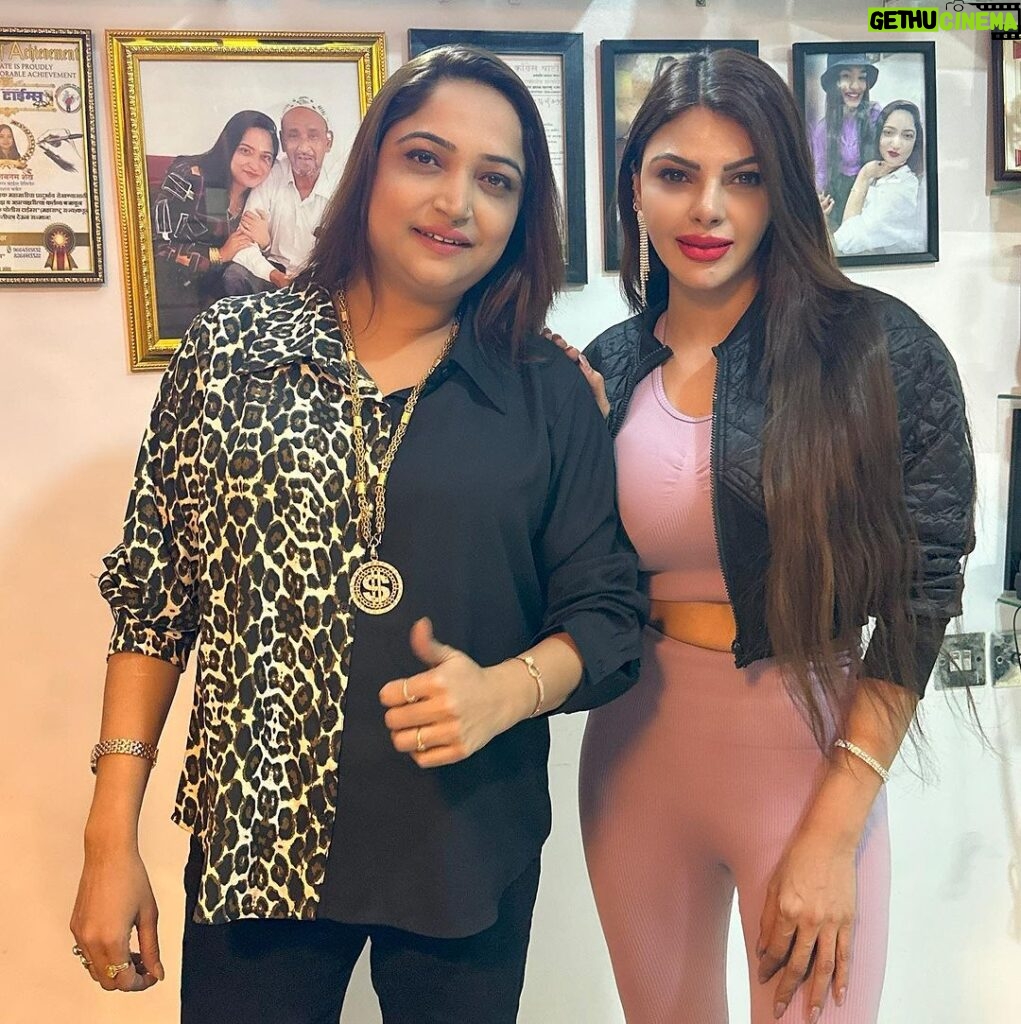 Sherlyn Chopra Instagram - What an honour to have met the fierce & fabulous @shabnamshaikh7861 ji!!! Looking forward to collaborating with you in your endeavours towards pursuit of justice & fundamental rights for the under-privileged. #helpcarefoundation #strength #truth #justice