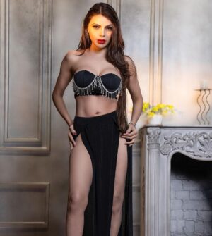 Sherlyn Chopra Instagram - ये जो निगाहों से हमारे दिल को हलाल करते हो..
करते तो वैसे जुर्म हो..
लेकिन कमाल करते हो.. 🔥🔥🔥