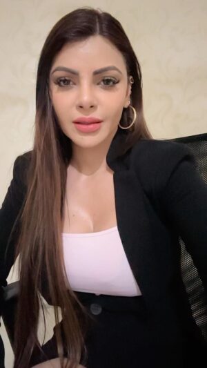 Sherlyn Chopra Instagram - हमारी पसंद या नापसंद के अनुसार किसी निर्देशक या स्टोरी टेल्लर की अभिव्यक्ति की आज़ादी ख़तरे में आ जाए, क्या ये सही होगा??? #animal