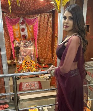 Sherlyn Chopra Instagram - At Salasar Hanuman Mandir for a puja function 🙏🏻
#blessed #gratitude