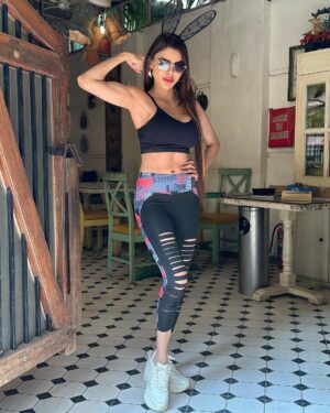 Sherlyn Chopra Instagram - तक़दीर पर नहीं, ख़ुद की मेहनत पर भरोसा रखो!!!
#attitude #life #ﬁtness 🔥🔥🔥