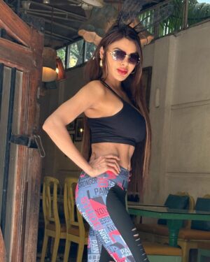 Sherlyn Chopra Instagram - तक़दीर पर नहीं, ख़ुद की मेहनत पर भरोसा रखो!!!
#attitude #life #ﬁtness 🔥🔥🔥