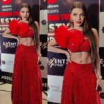 Sherlyn Chopra Instagram - Thanks @kunalthakkarofficial @eventzfactory for the Bold & Beautiful Actress Award 🙏🏻 Thanks @the_adhya_designer for the gorgeous attire! 🥰