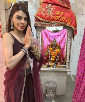 Sherlyn Chopra Instagram - At Salasar Hanuman Mandir for a puja function 🙏🏻
#blessed #gratitude