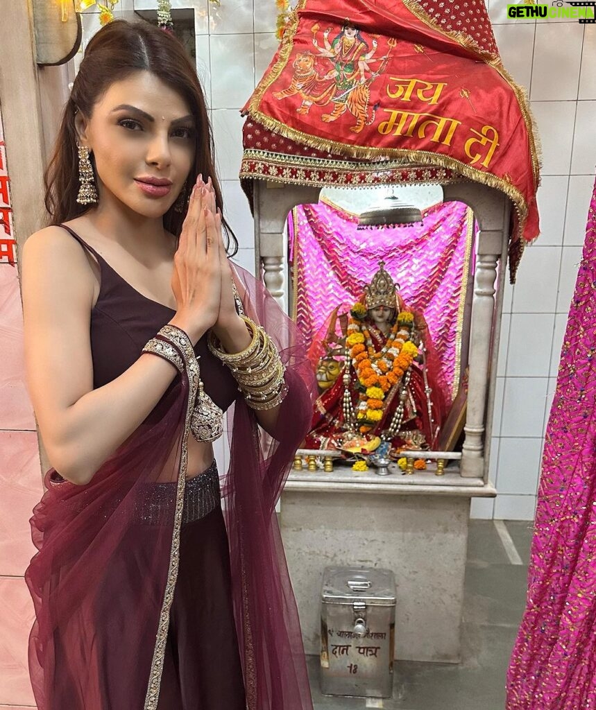 Sherlyn Chopra Instagram - At Salasar Hanuman Mandir for a puja function 🙏🏻 #blessed #gratitude