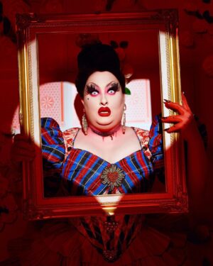Sherry Pie Instagram - OFF WITH HER HEAD!!! OFF WITH HER HEAD!!! By order of the Queens, that’s what they all said!
Art by Humans 
🌹❤️💔❤️💔🌹
#art #drag #dragqueen #happy #phtography #queer #queerartist #gay #mentalhealth #rose #spooky #laugh #sherrypie #bpdawareness #queenofhearts #breakthestigma #disney #nyc #camp #halloween #proud #makeup #lgbt #queerart #gayart #comedy #pride #wonderland #aliceinwonderland #biggirl