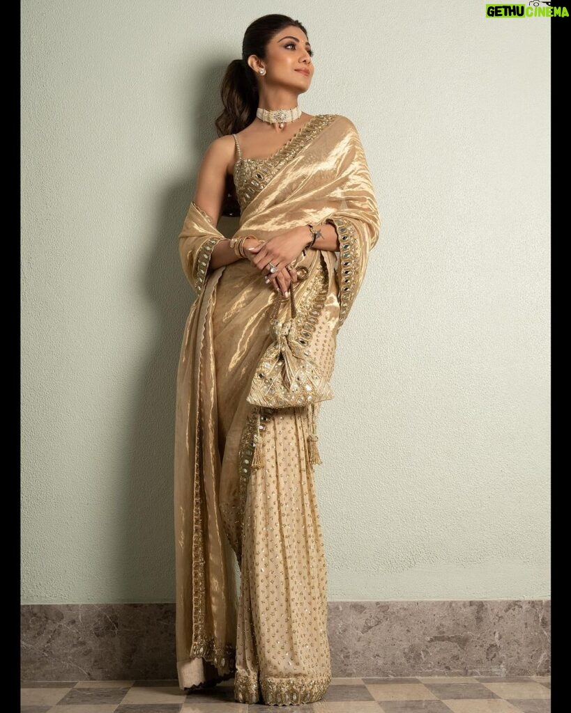 Shilpa Shetty Instagram - Heart of Gold and Stardust Soul✨❤️‍🔥 #aboutlastnight #sareenotsorry #weddingvibes #lookofthenight #ootn #GoldenGlow