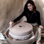 Shilpa Shetty Instagram - During my recent visit to Rajasthan, when I saw a chakki, I knew I had to do it. And, oh my God! What a workout! No wonder the Chakki Chalasana strengthens the arms, improves digestion, stimulates the reproductive organs, and increases the flexibility of the back & hamstring muscles. (Going back to your roots and working the actual chakki also gives you immense respect for the people who do it regularly 🫡) Make sure to avoid practising this asana if you have back pain, suffer from slip-disc, and during pregnancy. Have you ever worked on a chakki before? Let me know in the comments below! 👇 #MondayMotivation #SwasthRahoMastRaho #Yoga #FitIndia #ChakkiChalasana #IncredibleIndia #SimpleSoulful #BackToYourRoots