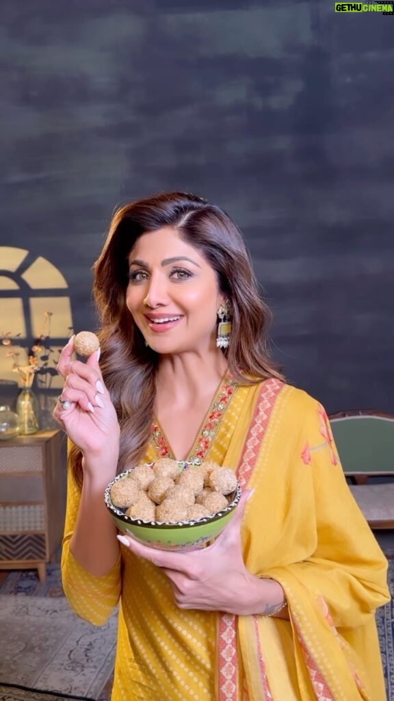 Shilpa Shetty Instagram - May the transition of the Sun and the start of this New Year bring lots of warmth, positivity, and ‘sweet’ success into our lives🌞🙏 Wishing everyone celebrating a very Happy Makar Sankranti, Pongal, Magh Bihu, Maghi, Pedda Panduga, Uttarayan, Sakraat, Boghi!♥🪁 #MakarSankranti #IndianFestivals #NewYear #gratitude #blessed