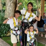 Shilpa Shetty Instagram - Started Samisha’s birthday on a HIGH… a really high zipline! Our first ever…😅🌴🌊 Must say, Junior SSK was very brave 💪😅 #SingaporeDiaries #zipline #VacayDiaries #BabiesDayOut #outdoorfun #grateful