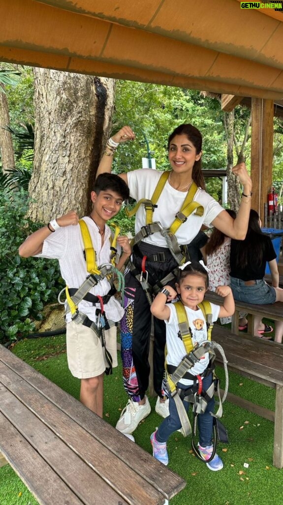 Shilpa Shetty Instagram - Started Samisha’s birthday on a HIGH… a really high zipline! Our first ever…😅🌴🌊 Must say, Junior SSK was very brave 💪😅 #SingaporeDiaries #zipline #VacayDiaries #BabiesDayOut #outdoorfun #grateful