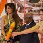 Shilpa Shetty Instagram - Immensely grateful and honoured to be awarded the ‘Champions of Change 2023’ award by Hon’ble Justice K.G. Balakrishnan and Hon’ble Justice Gyan Sudha Misra ji in Maharashtra. As a #ProudIndian, I take immense pride in my work and feel humbled that I can play catalyst in a small, positive way through entertainment or awareness for one’s health & wellness. Thank you for the acknowledgment, Nandan Jha (@nandan5664) ji. It’s all this love and appreciation that motivates me to do better. This one’s for my audiences. धन्यवाद 🙏🧿♥️ With gratitude, Shilpa Shetty Kundra 🙏 @championsofchangeawards #ChampionsOfChange #Winner #eventdiaries #LookOfTheDay #SareeNotSorry #gratitude #blessed