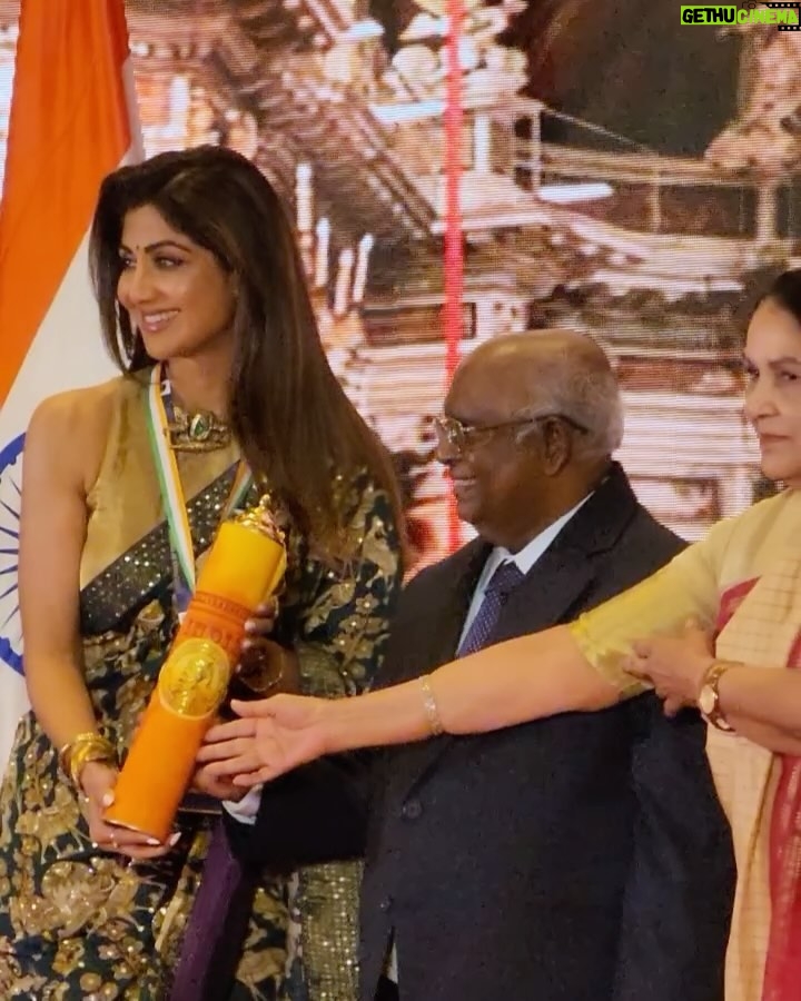 Shilpa Shetty Instagram - Immensely grateful and honoured to be awarded the ‘Champions of Change 2023’ award by Hon’ble Justice K.G. Balakrishnan and Hon’ble Justice Gyan Sudha Misra ji in Maharashtra. As a #ProudIndian, I take immense pride in my work and feel humbled that I can play catalyst in a small, positive way through entertainment or awareness for one’s health & wellness. Thank you for the acknowledgment, Nandan Jha (@nandan5664) ji. It’s all this love and appreciation that motivates me to do better. This one’s for my audiences. धन्यवाद 🙏🧿♥️ With gratitude, Shilpa Shetty Kundra 🙏 @championsofchangeawards #ChampionsOfChange #Winner #eventdiaries #LookOfTheDay #SareeNotSorry #gratitude #blessed