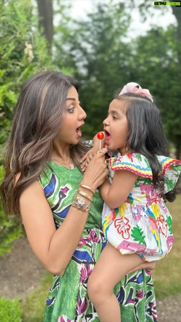 Shilpa Shetty Instagram - My Gudiya ♥️🧿♥️ Barely 4 years old, but holds all the love, compassion, bravery, sensibility, and empathy one can possibly have 🥹😍 Happy birthdaaaaayyyyyy, my jaan♥️🧿👼🏻😘 Thankyouuuuu for choosing me, you wonderful soul 😇 We lovvveee youuu soooo muccchhh… the world is a better place ever since you arrived ♥️ #BabyGirl #MotherDaughter #love #family #birthdaygirl #gratitude #blessed