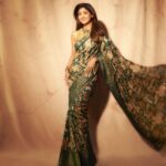 Shilpa Shetty Instagram - Immensely grateful and honoured to be awarded the ‘Champions of Change 2023’ award by Hon’ble Justice K.G. Balakrishnan and Hon’ble Justice Gyan Sudha Misra ji in Maharashtra. As a #ProudIndian, I take immense pride in my work and feel humbled that I can play catalyst in a small, positive way through entertainment or awareness for one’s health & wellness. Thank you for the acknowledgment, Nandan Jha (@nandan5664) ji. It’s all this love and appreciation that motivates me to do better. This one’s for my audiences. धन्यवाद 🙏🧿♥️ With gratitude, Shilpa Shetty Kundra 🙏 @championsofchangeawards #ChampionsOfChange #Winner #eventdiaries #LookOfTheDay #SareeNotSorry #gratitude #blessed