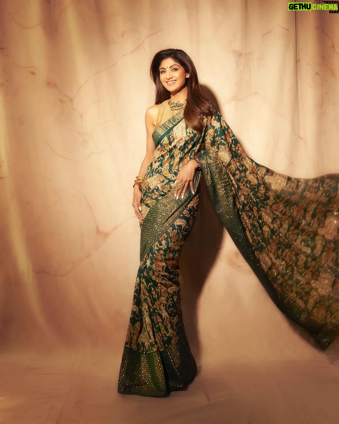 Shilpa Shetty Instagram - Immensely grateful and honoured to be awarded the ‘Champions of Change 2023’ award by Hon’ble Justice K.G. Balakrishnan and Hon’ble Justice Gyan Sudha Misra ji in Maharashtra. As a #ProudIndian, I take immense pride in my work and feel humbled that I can play catalyst in a small, positive way through entertainment or awareness for one’s health & wellness. Thank you for the acknowledgment, Nandan Jha (@nandan5664) ji. It’s all this love and appreciation that motivates me to do better. This one’s for my audiences. धन्यवाद 🙏🧿♥️ With gratitude, Shilpa Shetty Kundra 🙏 @championsofchangeawards #ChampionsOfChange #Winner #eventdiaries #LookOfTheDay #SareeNotSorry #gratitude #blessed