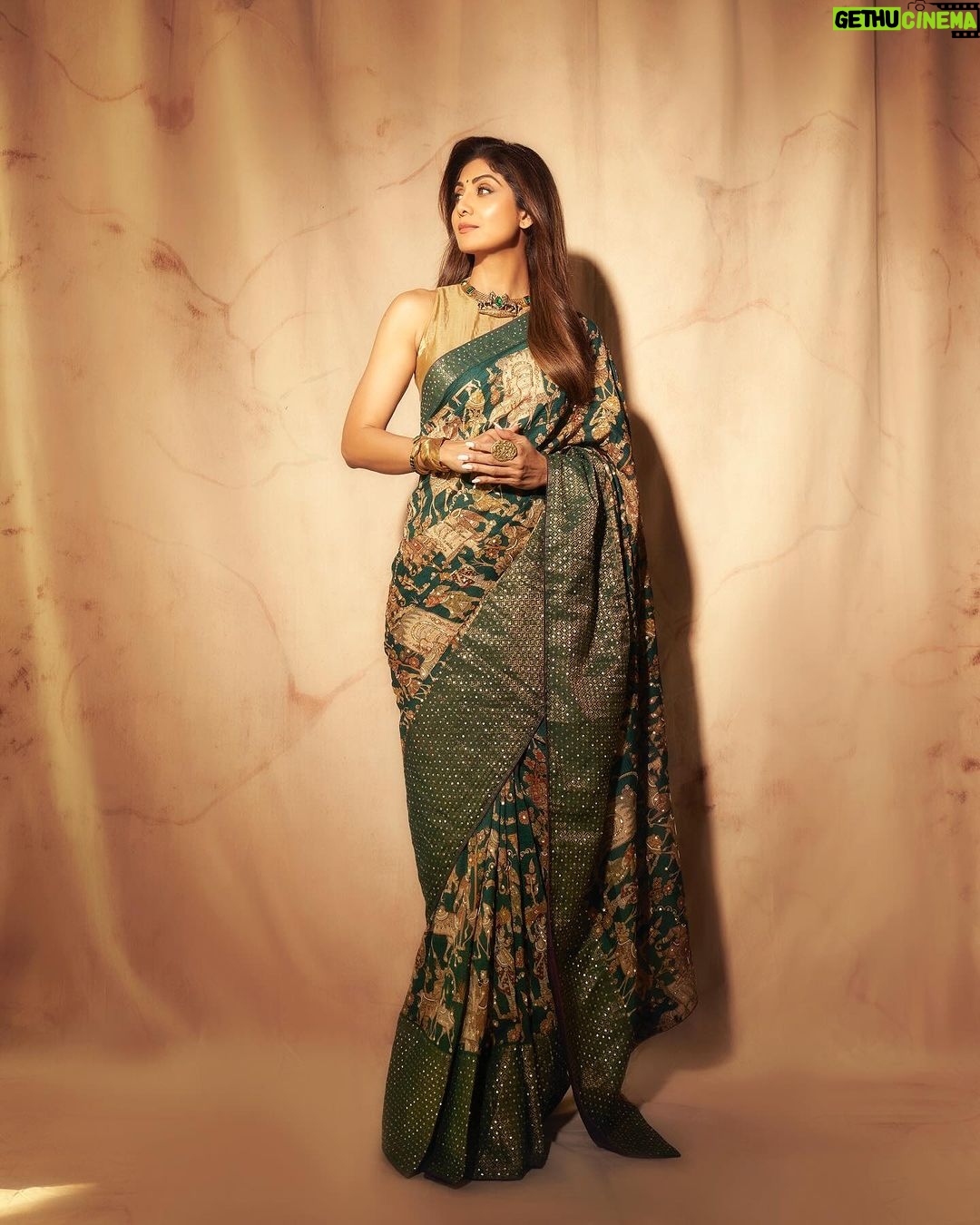 Shilpa Shetty Instagram - Immensely grateful and honoured to be awarded the ‘Champions of Change 2023’ award by Hon’ble Justice K.G. Balakrishnan and Hon’ble Justice Gyan Sudha Misra ji in Maharashtra. As a #ProudIndian, I take immense pride in my work and feel humbled that I can play catalyst in a small, positive way through entertainment or awareness for one’s health & wellness. Thank you for the acknowledgment, Nandan Jha (@nandan5664) ji. It’s all this love and appreciation that motivates me to do better. This one’s for my audiences. धन्यवाद 🙏🧿♥️ With gratitude, Shilpa Shetty Kundra 🙏 @championsofchangeawards #ChampionsOfChange #Winner #eventdiaries #LookOfTheDay #SareeNotSorry #gratitude #blessed