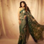 Shilpa Shetty Instagram - Immensely grateful and honoured to be awarded the ‘Champions of Change 2023’ award by Hon’ble Justice K.G. Balakrishnan and Hon’ble Justice Gyan Sudha Misra ji in Maharashtra. As a #ProudIndian, I take immense pride in my work and feel humbled that I can play catalyst in a small, positive way through entertainment or awareness for one’s health & wellness. Thank you for the acknowledgment, Nandan Jha (@nandan5664) ji. It’s all this love and appreciation that motivates me to do better. This one’s for my audiences. धन्यवाद 🙏🧿♥️ With gratitude, Shilpa Shetty Kundra 🙏 @championsofchangeawards #ChampionsOfChange #Winner #eventdiaries #LookOfTheDay #SareeNotSorry #gratitude #blessed